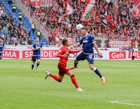 04.05.2025, xhettx, Fussball 2.Bundesliga, Karlsruher SC - 1.FC Kaiserslautern v.l. Nicolai Rapp (Karlsruhe SC, 17) per Kopf vor Kenny-Prince Redondo (1. FC Kaiserslautern, 11) (DFL DFB REGULATIONS PROHIBIT ANY USE OF PHOTOGRAPHS as IMAGE SEQUENCES and or QUASI-VIDEO)