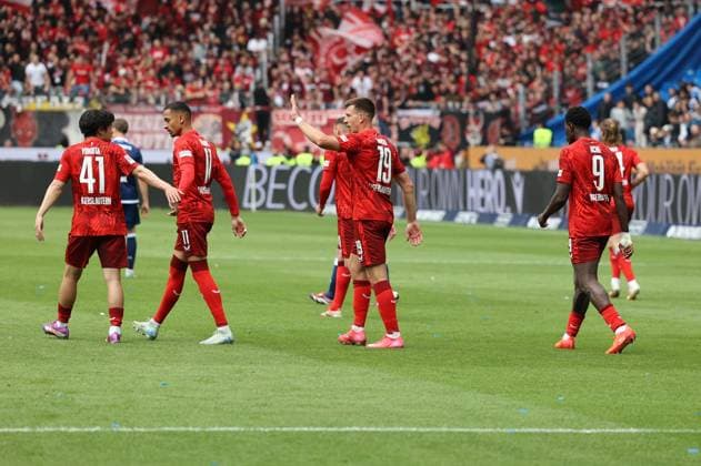04.05.2025, Fussball, Herren, 2. Bundesliga, Saison 2024 2025, Karlsruher SC - 1. FC Kaiserslautern, Torjubel zum 1:1, Torschütze: Jan Elvedi (1. FC Kaiserslautern) Karlsruhe BBBank Wildpark Baden-Württemberg Deutschland (DE)