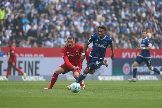 Bambase Conte (Karlsruher SC, 31) presst Luca Sirch (1. FC Kaiserslautern, 31), Karlsruher SC vs. 1. FC Kaiserslautern, 2. Bundesliga, 32. Spieltag, 2024 2025, 04.05.2025, DFL REGULATIONS PROHIBIT ANY USE OF PHOTOGRAPHS AS IMAGE SEQUENCES AND OR QUASI-VIDEO, Karlsruher SC vs. 1. FC Kaiserslautern, 2. Bundesliga, 32. Spieltag, 2024 2025, 04.05.2025 Karlsruhe