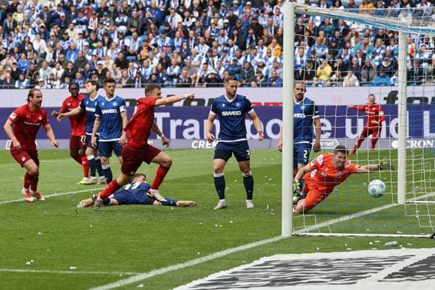 04.05.2025, Fussball, Herren, 2. Bundesliga, Saison 2024 2025, Karlsruher SC - 1. FC Kaiserslautern, Torschuss zum 1:1, Torschütze: Jan Elvedi (1. FC Kaiserslautern) Karlsruhe BBBank Wildpark Baden-Württemberg Deutschland (DE)