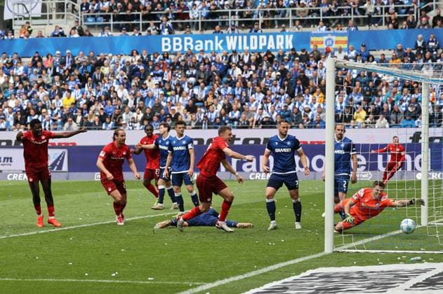 04.05.2025, Fussball, Herren, 2. Bundesliga, Saison 2024 2025, Karlsruher SC - 1. FC Kaiserslautern, Torschuss zum 1:1, Torschütze: Jan Elvedi (1. FC Kaiserslautern) Karlsruhe BBBank Wildpark Baden-Württemberg Deutschland (DE)