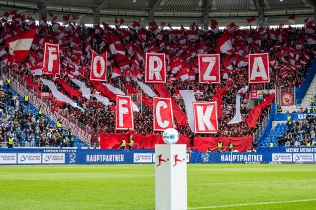2. Bundesliga: Karlsruher SC - 1. FC Kaiserslautern; 04.05.2025 Choreografie, Choreo der Fans aus Lautern vor dem Spiel 2. Bundesliga: Karlsruher SC - 1. FC Kaiserslautern, 04.05.2025 im BBBank Wildpark Stadion, Karlsruhe. DFL REGULATIONS PROHIBIT ANY USE OF PHOTOGRAPHS AS IMAGE SEQUENCES AND OR QUASI-VIDEO.