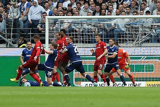 04.05.2025, xrekx, Fussball 2.Bundesliga, Karlsruher SC - 1.FC Kaiserslautern v.l. Torschuss zum 1:1 durch Jan Elvedi (1.FC Kaiserslautern) (DFL DFB REGULATIONS PROHIBIT ANY USE OF PHOTOGRAPHS as IMAGE SEQUENCES and or QUASI-VIDEO) Karlsruhe