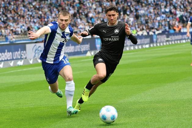 2. Fußball Bundesliga, Hertha BSC - Greuther Fürth Jonjoe Kenny (Hertha BSC Berlin 16) im Zweikampf mit Marco Meyerhöfer (Greuther Fürth 18), während der Begegnung in der 2. Fußball Bundesliga, Hertha BSC - Greuther Fürth in Berlin, Olympiastadion, am 04.05.2025. DFB regulations prohibit any use of photographs as image sequences and or quasi video.