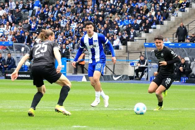 DEU, DFL, 2. FBL, Hertha BSC vs. Gruether Fuerth, 04.05.2025, Berliner Olympiastadion, Berlin, DEU, DFL, 2. FBL, Hertha BSC vs. Gruether Fuerth, im Bild Ibrahim Maza (Hertha BSC Berlin 10), Macro Meyerhoefer (Greuther Fuerth 18), Leon Schaffran (Greuther Fuerth 25) DFL - regulations prohibit any use of Photographs as image sequences and or quasi-video