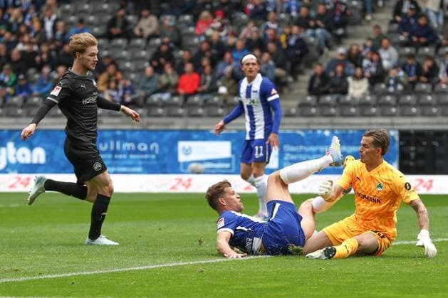04.05.2025, xtgx, Fussball - 2.Bundesliga, Hertha BSC Berlin - SpVgg Greuther Fuerth emspor, v.l. Marco John (Fuerth, 24), Florian Niederlechner (Hertha, 7) Zweikampf, Duell, Kampf, tackle (DFL DFB REGULATIONS PROHIBIT ANY USE OF PHOTOGRAPHS as IMAGE SEQUENCES and or QUASI-VIDEO) Berlin