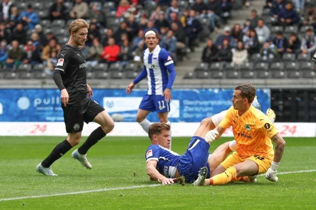 04.05.2025, xtgx, Fussball - 2.Bundesliga, Hertha BSC Berlin - SpVgg Greuther Fuerth emspor, v.l. Marco John (Fuerth, 24), Florian Niederlechner (Hertha, 7) Zweikampf, Duell, Kampf, tackle (DFL DFB REGULATIONS PROHIBIT ANY USE OF PHOTOGRAPHS as IMAGE SEQUENCES and or QUASI-VIDEO) Berlin
