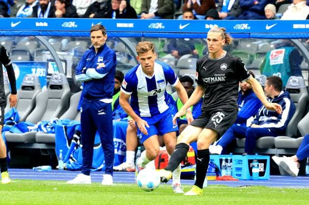 DEU, DFL, 2. FBL, Hertha BSC vs. Gruether Fuerth, 04.05.2025, Berliner Olympiastadion, Berlin, DEU, DFL, 2. FBL, Hertha BSC vs. Gruether Fuerth, im Bild Cheftrainer Stefan Leitl (Hertha BSC Berlin), Florian Niederlechner (Hertha BSC Berlin 7), Leon Schaffran (Greuther Fuerth 25) DFL - regulations prohibit any use of Photographs as image sequences and or quasi-video