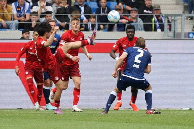 04.05.2025, Fussball, Herren, 2. Bundesliga, Saison 2024 2025, Karlsruher SC - 1. FC Kaiserslautern, Daisuke Yokota (1. FC Kaiserslautern), Sebastian Jung (Karlsruher SC) Karlsruhe BBBank Wildpark Baden-Württemberg Deutschland (DE)