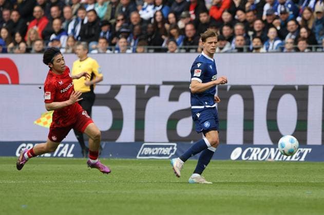 04.05.2025, Fussball, Herren, 2. Bundesliga, Saison 2024 2025, Karlsruher SC - 1. FC Kaiserslautern, Daisuke Yokota (1. FC Kaiserslautern), Dzenis Burnic (Karlsruher SC) Karlsruhe BBBank Wildpark Baden-Württemberg Deutschland (DE)