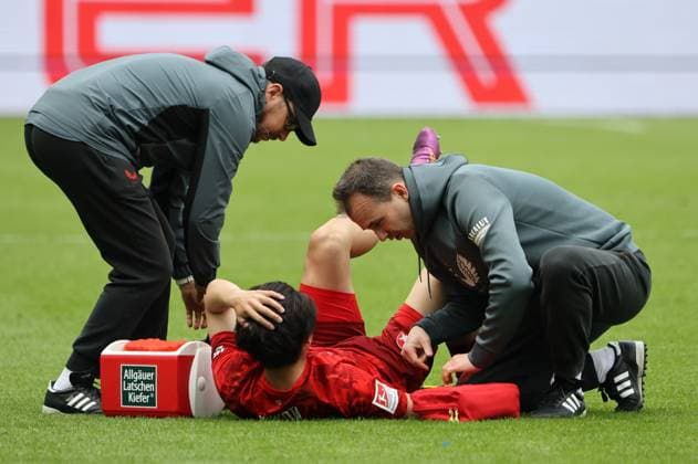 04.05.2025, Fussball, Herren, 2. Bundesliga, Saison 2024 2025, Karlsruher SC - 1. FC Kaiserslautern, Daisuke Yokota (1. FC Kaiserslautern) verletzt Karlsruhe BBBank Wildpark Baden-Württemberg Deutschland (DE)