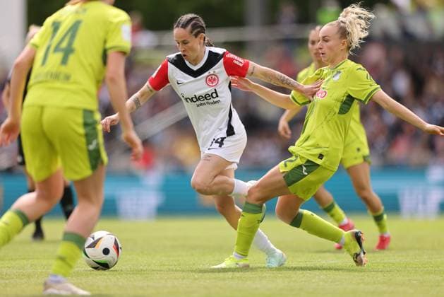 GER, Frankfurt, Eintracht Frankfurt vs TSG Hoffenheim, Google Pixel Bundesliga, Fussball, DFB, Spielzeit 2024 2025, Stadion am Bretanobad, 21. Spieltag, im Bild v.l.: Geraldine Reuteler (Eintracht Frankfurt Frauen 14), Vanessa Diehm (TSG Hoffenheim 32) DFB DFL REGULATIONS PROHIBIT ANY USE OF PHOTOGRAPHS AS IMAGE SEQUENCES AND OR QUASI-VIDEO, 04.05.2025, Copyright: HMBxMedia HendrikxHamelau