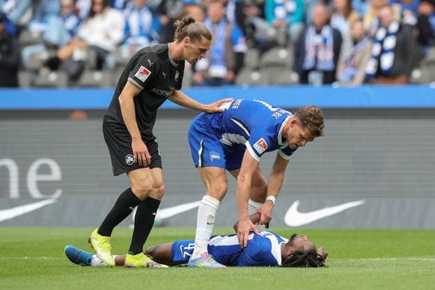 04.05.2025, xtgx, Fussball - 2.Bundesliga, Hertha BSC Berlin - SpVgg Greuther Fuerth emspor, v.l. Deyovaisio Zeefuik (Hertha, 42) liegt nach einem Zweikampf, Duell, Kampf, tackle auf dem Rasen (DFL DFB REGULATIONS PROHIBIT ANY USE OF PHOTOGRAPHS as IMAGE SEQUENCES and or QUASI-VIDEO) Berlin