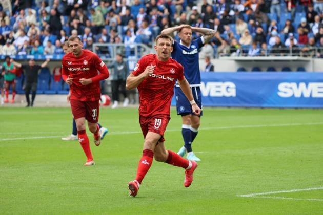 04.05.2025, Fussball, Herren, 2. Bundesliga, Saison 2024 2025, Karlsruher SC - 1. FC Kaiserslautern, Torjubel zum 2:, Torschütze: Daniel Hanslik (1. FC Kaiserslautern) Karlsruhe BBBank Wildpark Baden-Württemberg Deutschland (DE)