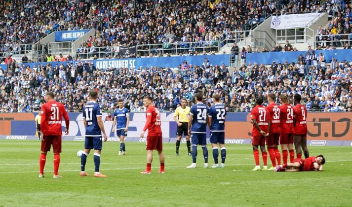 04.05.2025, xhettx, Fussball 2.Bundesliga, Karlsruher SC - 1.FC Kaiserslautern v.l. Vielversprechender Freistoß (DFL DFB REGULATIONS PROHIBIT ANY USE OF PHOTOGRAPHS as IMAGE SEQUENCES and or QUASI-VIDEO)