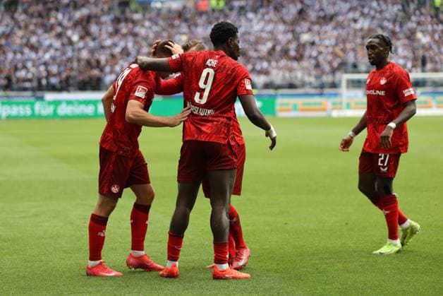 04.05.2025, Fussball, Herren, 2. Bundesliga, Saison 2024 2025, Karlsruher SC - 1. FC Kaiserslautern, Torjubel zum 2:2, Torschütze: Daniel Hanslik (1. FC Kaiserslautern) Karlsruhe BBBank Wildpark Baden-Württemberg Deutschland (DE)