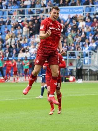 04.05.2025, Fussball, Herren, 2. Bundesliga, Saison 2024 2025, Karlsruher SC - 1. FC Kaiserslautern, Torjubel zum 2:, Torschütze: Daniel Hanslik (1. FC Kaiserslautern) Karlsruhe BBBank Wildpark Baden-Württemberg Deutschland (DE)