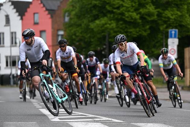 Illustration picture shows the pack of riders during the men s race at the road races at the UCI Para-Cycling Road World Cup event, Sunday 04 May 2025, in Brugge. The UCI Para-Cycling Road World Cup takes place from 01 to 04 May in Oostende and Brugge. LUCxCLAESSEN  x122645713x