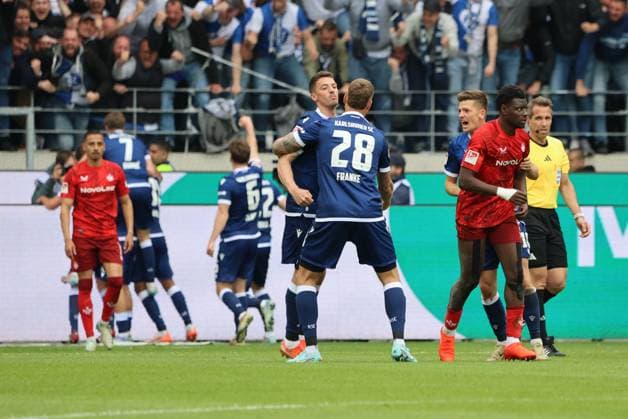04.05.2025, Fussball, Herren, 2. Bundesliga, Saison 2024 2025, Karlsruher SC - 1. FC Kaiserslautern, Torjubel zum 2:1, Torschütze: Sebastian Jung (Karlsruher SC) Karlsruhe BBBank Wildpark Baden-Württemberg Deutschland (DE)