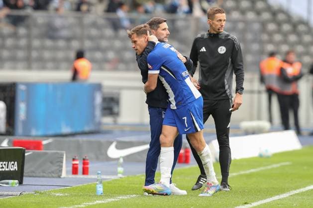 04.05.2025, xtgx, Fussball - 2.Bundesliga, Hertha BSC Berlin - SpVgg Greuther Fuerth emspor, v.l. Florian Niederlechner (Hertha, 7) nach der Auswechslung bei Stefan Leitl (Hertha, Trainer) (DFL DFB REGULATIONS PROHIBIT ANY USE OF PHOTOGRAPHS as IMAGE SEQUENCES and or QUASI-VIDEO) Berlin