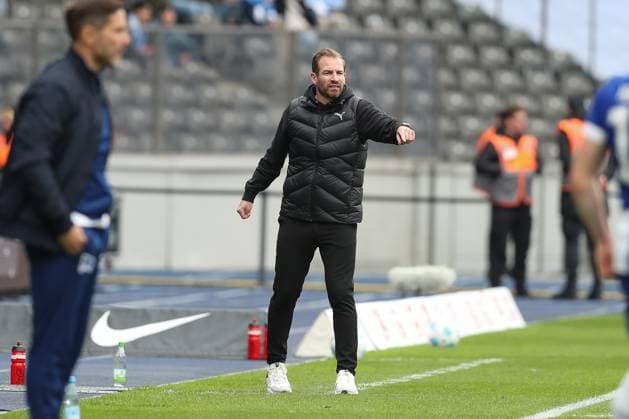 04.05.2025, xtgx, Fussball - 2.Bundesliga, Hertha BSC Berlin - SpVgg Greuther Fuerth emspor, v.l. Jan Siewert (Fuerth, Trainer) (DFL DFB REGULATIONS PROHIBIT ANY USE OF PHOTOGRAPHS as IMAGE SEQUENCES and or QUASI-VIDEO) Berlin