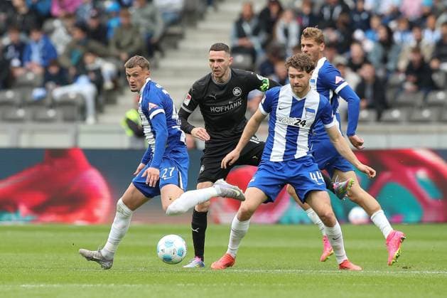 04.05.2025, xtgx, Fussball - 2.Bundesliga, Hertha BSC Berlin - SpVgg Greuther Fuerth emspor, v.l. Michael Cuisance (Hertha, 27), Branimir Hrgota (Fuerth, 10), Linus Gechter (Hertha, 44) Zweikampf, Duell, Kampf, tackle (DFL DFB REGULATIONS PROHIBIT ANY USE OF PHOTOGRAPHS as IMAGE SEQUENCES and or QUASI-VIDEO) Berlin