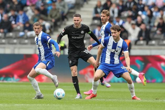 04.05.2025, xtgx, Fussball - 2.Bundesliga, Hertha BSC Berlin - SpVgg Greuther Fuerth emspor, v.l. Michael Cuisance (Hertha, 27), Branimir Hrgota (Fuerth, 10), Linus Gechter (Hertha, 44) Zweikampf, Duell, Kampf, tackle (DFL DFB REGULATIONS PROHIBIT ANY USE OF PHOTOGRAPHS as IMAGE SEQUENCES and or QUASI-VIDEO) Berlin