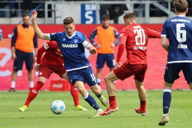 04.05.2025, Fussball, Herren, 2. Bundesliga, Saison 2024 2025, Karlsruher SC - 1. FC Kaiserslautern, Tobias Raschl (1. FC Kaiserslautern), Marvin Wanitzek (Karlsruher SC) Karlsruhe BBBank Wildpark Baden-Württemberg Deutschland (DE)