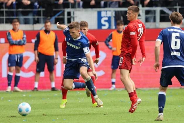 04.05.2025, Fussball, Herren, 2. Bundesliga, Saison 2024 2025, Karlsruher SC - 1. FC Kaiserslautern, Tobias Raschl (1. FC Kaiserslautern), Marvin Wanitzek (Karlsruher SC) Karlsruhe BBBank Wildpark Baden-Württemberg Deutschland (DE)
