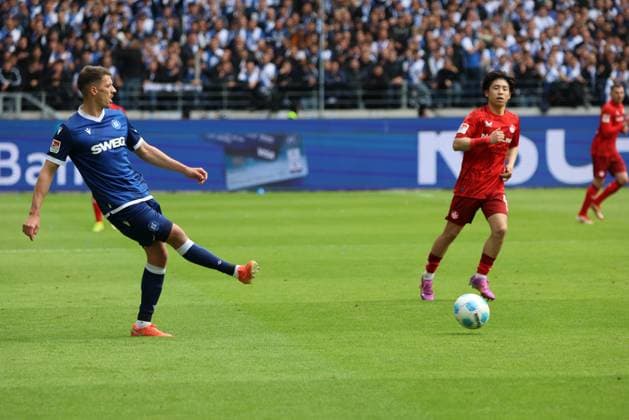 04.05.2025, Fussball, Herren, 2. Bundesliga, Saison 2024 2025, Karlsruher SC - 1. FC Kaiserslautern, Nicolai Rapp (Karlsruher SC), Daisuke Yokota (1. FC Kaiserslautern) Karlsruhe BBBank Wildpark Baden-Württemberg Deutschland (DE)