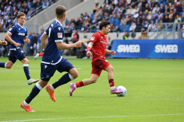04.05.2025, Fussball, Herren, 2. Bundesliga, Saison 2024 2025, Karlsruher SC - 1. FC Kaiserslautern, Daisuke Yokota (1. FC Kaiserslautern), Nicolai Rapp (Karlsruher SC) Karlsruhe BBBank Wildpark Baden-Württemberg Deutschland (DE)