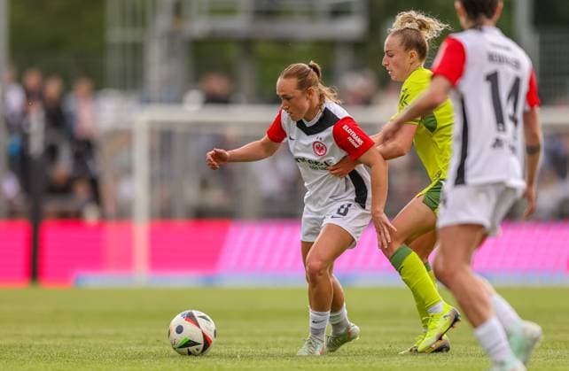 GER, Frankfurt, Eintracht Frankfurt vs TSG Hoffenheim, Google Pixel Bundesliga, Fussball, DFB, Spielzeit 2024 2025, Stadion am Bretanobad, 21. Spieltag, im Bild v.l.: Lisanne Gräwe (Eintracht Frankfurt Frauen 8), Vanessa Diehm (TSG Hoffenheim 32) DFB DFL REGULATIONS PROHIBIT ANY USE OF PHOTOGRAPHS AS IMAGE SEQUENCES AND OR QUASI-VIDEO, 04.05.2025, Copyright: HMBxMedia HendrikxHamelau