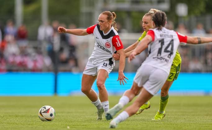 GER, Frankfurt, Eintracht Frankfurt vs TSG Hoffenheim, Google Pixel Bundesliga, Fussball, DFB, Spielzeit 2024 2025, Stadion am Bretanobad, 21. Spieltag, im Bild v.l.: Lisanne Gräwe (Eintracht Frankfurt Frauen 8), Vanessa Diehm (TSG Hoffenheim 32) DFB DFL REGULATIONS PROHIBIT ANY USE OF PHOTOGRAPHS AS IMAGE SEQUENCES AND OR QUASI-VIDEO, 04.05.2025, Copyright: HMBxMedia HendrikxHamelau