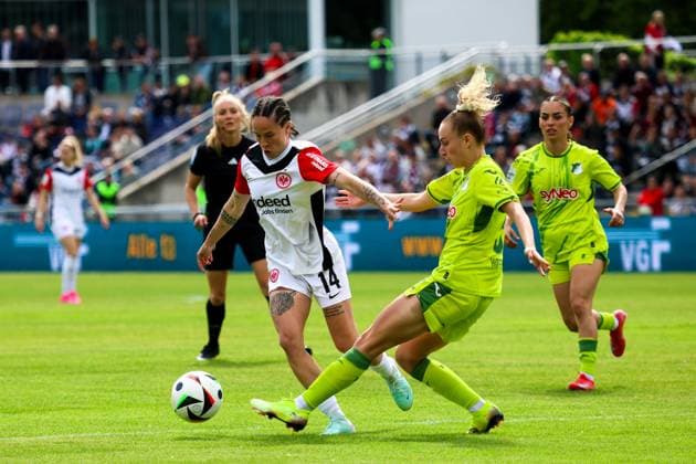 Frankfurt, Deutschland 04. Mai 2025: 1. BL - Frauen - 2024 2025 - Eintracht Frankfurt vs. TSG Hoffenheim Im Bild: v.li. im Zweikampf Geraldine Reuteler (Eintracht Frankfurt) und Vanessa Diehm (TSG Hoffenheim) DFB regulations prohibit any use of photographs as image sequences and or quasi-video Stadion am Brentanobad Hessen Copyright: xFotostandx xFantinix