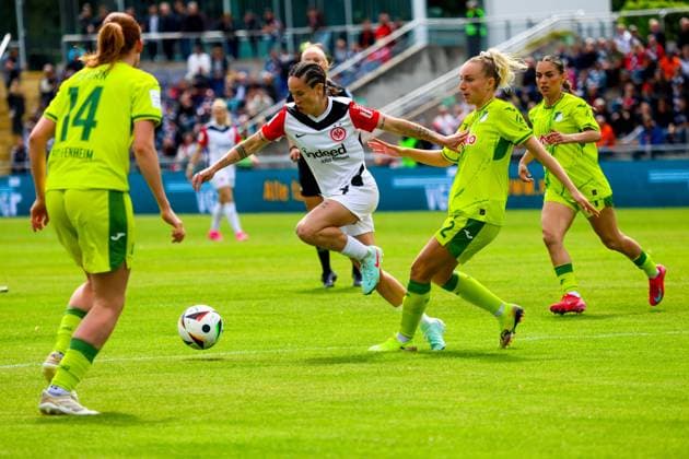 Frankfurt, Deutschland 04. Mai 2025: 1. BL - Frauen - 2024 2025 - Eintracht Frankfurt vs. TSG Hoffenheim Im Bild: v.li. im Zweikampf Geraldine Reuteler (Eintracht Frankfurt) und Vanessa Diehm (TSG Hoffenheim) DFB regulations prohibit any use of photographs as image sequences and or quasi-video Stadion am Brentanobad Hessen Copyright: xFotostandx xFantinix