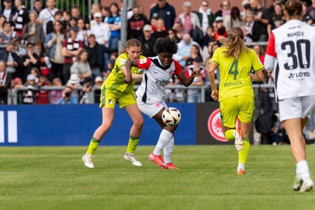 Spielszene, Offensivaktion Nicole Anyomi (Eintracht Frankfurt, 19), GER, Eintracht Frankfurt vs. TSG 1899 Hoffenheim, Fussball, Google Pixel Frauen-Bundesliga, 21. Spieltag, Saison 2024 2025, 04.05.2025, DFB DFL REGULATIONS PROHIBIT ANY USE OF PHOTOGRAPHS AS IMAGE SEQUENCES AND OR QUASI-VIDEO, GER, Eintracht Frankfurt vs. TSG 1899 Hoffenheim, Fussball, Google Pixel Frauen-Bundesliga, 21. Spieltag, Saison 2024 2025, 04.05.2025, Frankfurt am Main Copyright: xEibner-Pressefoto Jan-NiclasxGrox EP_JGG