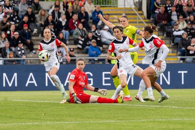 Spielszene, Offensivaktion Melissa Koessler (TSG 1899 Hoffenheim, 25), GER, Eintracht Frankfurt vs. TSG 1899 Hoffenheim, Fussball, Google Pixel Frauen-Bundesliga, 21. Spieltag, Saison 2024 2025, 04.05.2025, DFB DFL REGULATIONS PROHIBIT ANY USE OF PHOTOGRAPHS AS IMAGE SEQUENCES AND OR QUASI-VIDEO, GER, Eintracht Frankfurt vs. TSG 1899 Hoffenheim, Fussball, Google Pixel Frauen-Bundesliga, 21. Spieltag, Saison 2024 2025, 04.05.2025, Frankfurt am Main Copyright: xEibner-Pressefoto Jan-NiclasxGrox EP_JGG