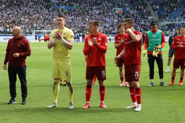 04.05.2025, Fussball, Herren, 2. Bundesliga, Saison 2024 2025, Karlsruher SC - 1. FC Kaiserslautern, Julian Krahl (1. FC Kaiserslautern), Daniel Hanslik (1. FC Kaiserslautern), Filip Kaloc (1. FC Kaiserslautern) Karlsruhe BBBank Wildpark Baden-Württemberg Deutschland (DE)
