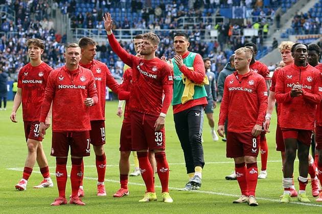 04.05.2025, xrekx, Fussball 2.Bundesliga, Karlsruher SC - 1.FC Kaiserslautern v.l. Marlon Ritter (1.FC Kaiserslautern) Jan Elvedi (1.FC Kaiserslautern) bedankt bedanken sich bei den Fans, the player thanks the fans for their support (DFL DFB REGULATIONS PROHIBIT ANY USE OF PHOTOGRAPHS as IMAGE SEQUENCES and or QUASI-VIDEO) Karlsruhe