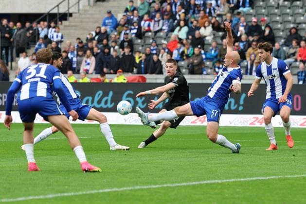 2. Fußball Bundesliga, Hertha BSC - Greuther Fürth Daniel Kasper (Greuther Fürth 40) beim Torschuss auf das Tor gegen Toni Leistner (Hertha BSC Berlin 37), links Linus Gechter (Hertha BSC Berlin 44), während der Begegnung in der 2. Fußball Bundesliga, Hertha BSC - Greuther Fürth in Berlin, Olympiastadion, am 04.05.2025. DFB regulations prohibit any use of photographs as image sequences and or quasi video.
