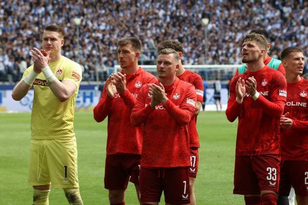 04.05.2025, Fussball, Herren, 2. Bundesliga, Saison 2024 2025, Karlsruher SC - 1. FC Kaiserslautern, Julian Krahl (1. FC Kaiserslautern), Marlon Ritter (1. FC Kaiserslautern), Daniel Hanslik (1. FC Kaiserslautern), Jan Elvedi (1. FC Kaiserslautern), Tobias Raschl (1. FC Kaiserslautern) Karlsruhe BBBank Wildpark Baden-Württemberg Deutschland (DE)