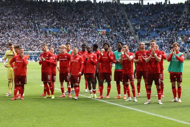 04.05.2025, Fussball, Herren, 2. Bundesliga, Saison 2024 2025, Karlsruher SC - 1. FC Kaiserslautern, Die Mannschaft (1. FC Kaiserslautern) enttäuscht Karlsruhe BBBank Wildpark Baden-Württemberg Deutschland (DE)
