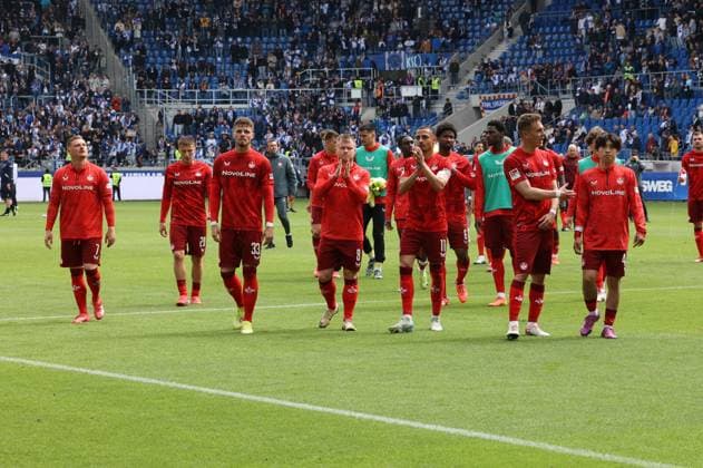 04.05.2025, Fussball, Herren, 2. Bundesliga, Saison 2024 2025, Karlsruher SC - 1. FC Kaiserslautern, Die Mannschaft (1. FC Kaiserslautern) enttäuscht Karlsruhe BBBank Wildpark Baden-Württemberg Deutschland (DE)