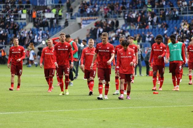 04.05.2025, Fussball, Herren, 2. Bundesliga, Saison 2024 2025, Karlsruher SC - 1. FC Kaiserslautern, Die Mannschaft (1. FC Kaiserslautern) enttäuscht Karlsruhe BBBank Wildpark Baden-Württemberg Deutschland (DE)