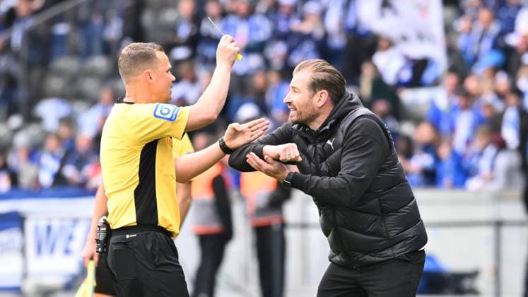 Sport Bilder des Tages 04.05.2025 - Fussball - Saison 2024 2025 - 2. Fussball - Bundesliga - 32. Spieltag: Hertha BSC Berlin - SpVgg Greuther Fürth ( Kleeblatt ) - Sportfoto Zink - xwoxzix - DFL regulations prohibit any use of photographs as image sequences and or quasi-video - only for editorial use - Dr. Robert Kampka (Schiedsrichter) zeigt Jan Siewert ( Trainer SpVgg Greuther Fürth ) gelbe Karte Gelb