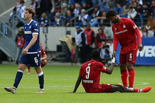 04.05.2025, xrekx, Fussball 2.Bundesliga, Karlsruher SC - 1.FC Kaiserslautern v.l. Leon Jensen (Karlsruher SC) Ragnar Ache (1.FC Kaiserslautern) Almamy TourÃ (1.FC Kaiserslautern) nach Spielende (DFL DFB REGULATIONS PROHIBIT ANY USE OF PHOTOGRAPHS as IMAGE SEQUENCES and or QUASI-VIDEO) Karlsruhe