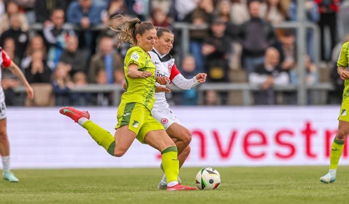GER, Frankfurt, Eintracht Frankfurt vs TSG Hoffenheim, Google Pixel Bundesliga, Fussball, DFB, Spielzeit 2024 2025, Stadion am Bretanobad, 21. Spieltag, im Bild v.l.: Melissa Kössler (TSG Hoffenheim), Carlotta Wamser (Eintracht Frankfurt Frauen 30) DFB DFL REGULATIONS PROHIBIT ANY USE OF PHOTOGRAPHS AS IMAGE SEQUENCES AND OR QUASI-VIDEO, 04.05.2025, Copyright: HMBxMedia HendrikxHamelau