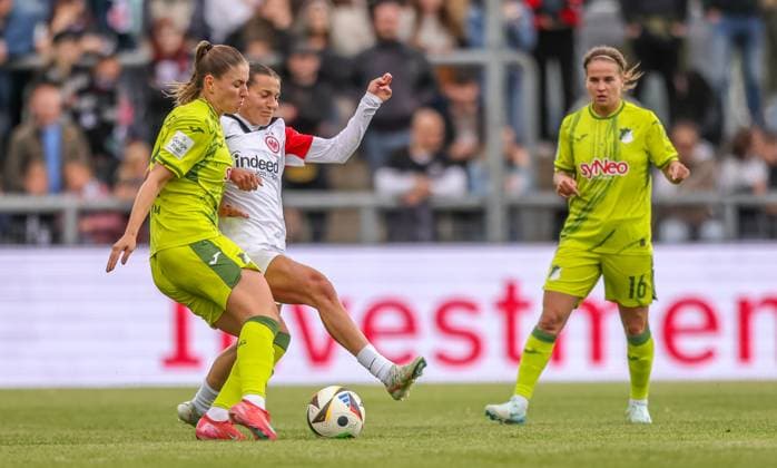 GER, Frankfurt, Eintracht Frankfurt vs TSG Hoffenheim, Google Pixel Bundesliga, Fussball, DFB, Spielzeit 2024 2025, Stadion am Bretanobad, 21. Spieltag, im Bild v.l.: Melissa Kössler (TSG Hoffenheim), Carlotta Wamser (Eintracht Frankfurt Frauen 30) DFB DFL REGULATIONS PROHIBIT ANY USE OF PHOTOGRAPHS AS IMAGE SEQUENCES AND OR QUASI-VIDEO, 04.05.2025, Copyright: HMBxMedia HendrikxHamelau