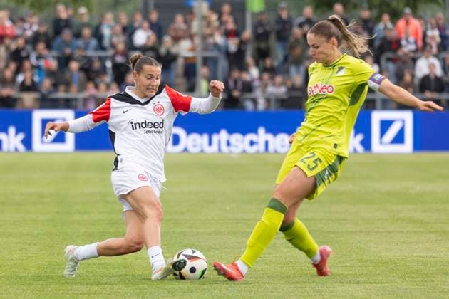 Google Pixel Frauen Bundesliga: Eintracht Frankfurt - TSG Hoffenheim, 04.05.2025 Carlotta Wamser (Eintracht Frankfurt 30) & Melissa Kössler (TSG Hoffenheim 25), im Zweikampf um den Ball, Eintracht Frankfurt - TSG Hoffenheim, Frankfurt, Stadion am Brentanobad, 4.5.2025 Copyright: xBEAUTIFULxSPORTS Gawlikx