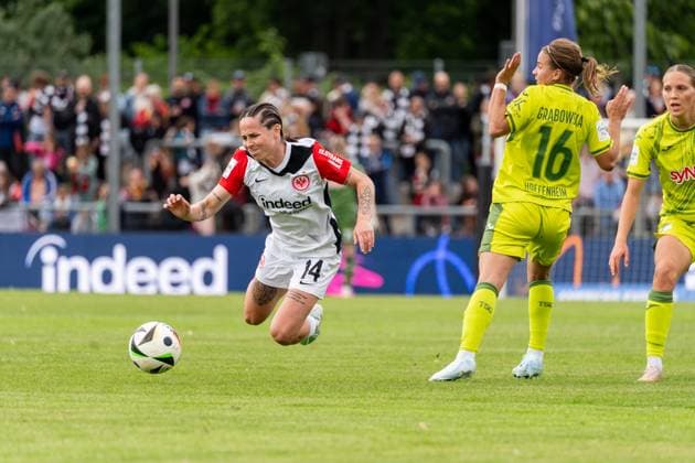 Spielszene, Zweikampf, v.l. Geraldine Reuteler (Eintracht Frankfurt, 14), Dominika Grabowska (TSG 1899 Hoffenheim, 16), GER, Eintracht Frankfurt vs. TSG 1899 Hoffenheim, Fussball, Google Pixel Frauen-Bundesliga, 21. Spieltag, Saison 2024 2025, 04.05.2025, DFB DFL REGULATIONS PROHIBIT ANY USE OF PHOTOGRAPHS AS IMAGE SEQUENCES AND OR QUASI-VIDEO, GER, Eintracht Frankfurt vs. TSG 1899 Hoffenheim, Fussball, Google Pixel Frauen-Bundesliga, 21. Spieltag, Saison 2024 2025, 04.05.2025, Frankfurt am Main Copyright: xEibner-Pressefoto Jan-NiclasxGrox EP_JGG
